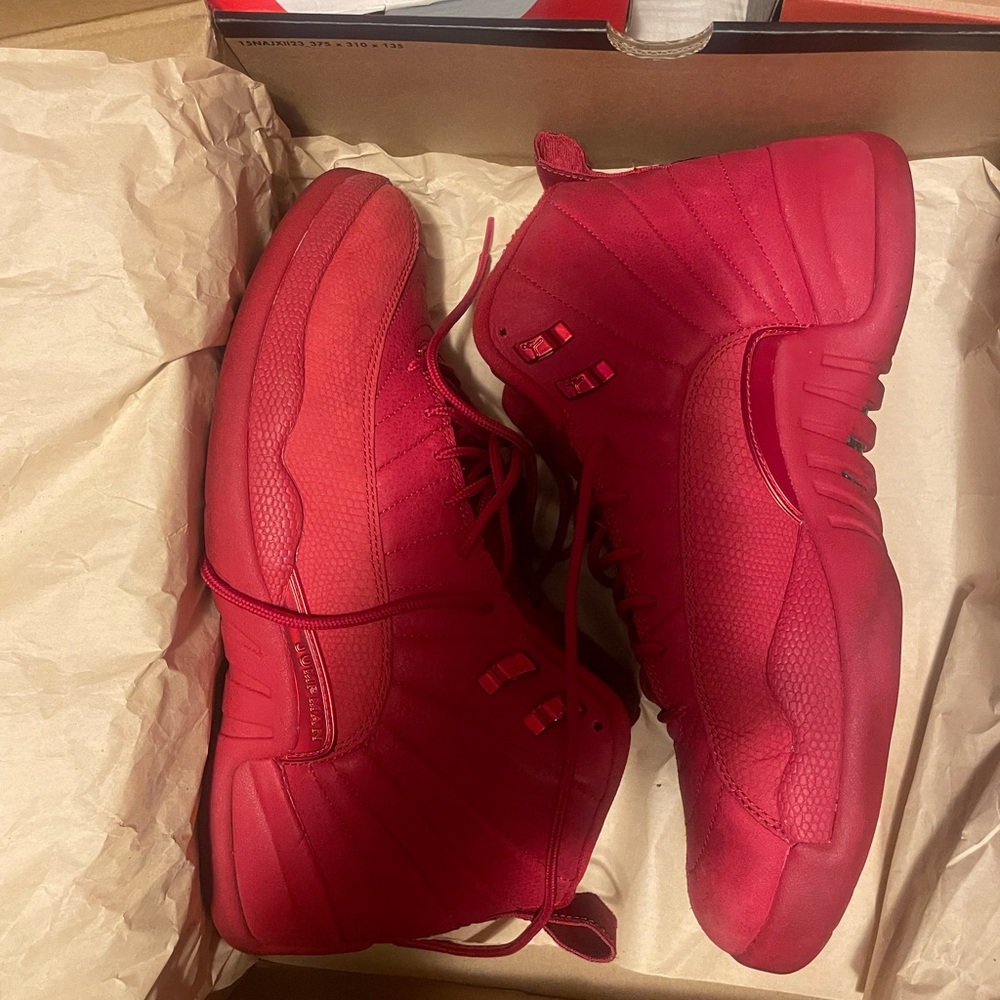 I’m selling my Jordan 12 red 8/10 condition!🔥🔥🔥